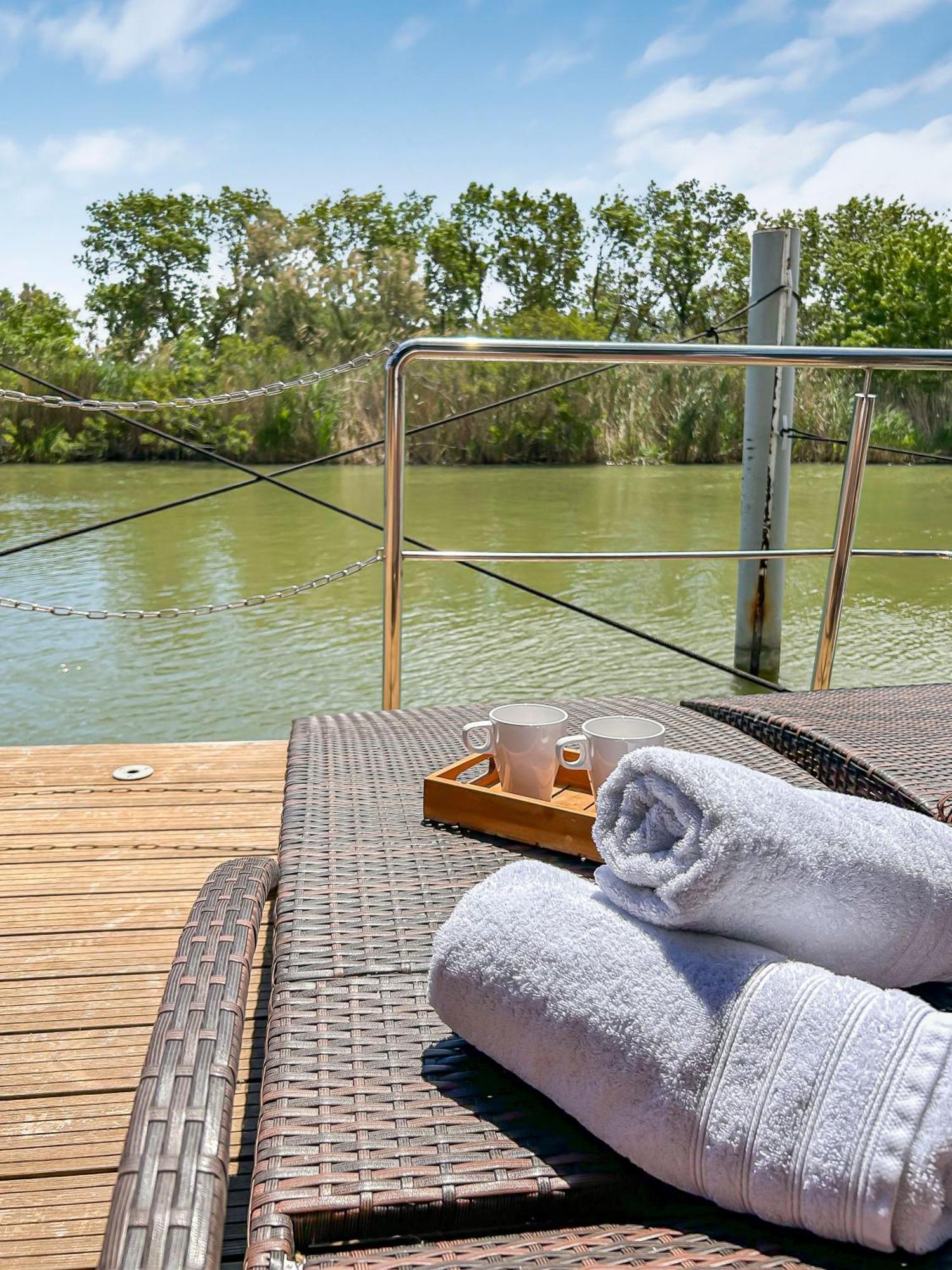 Bord Du Canal Du Rhone A Sete Sur "Cesar" Vauvert Exterior foto